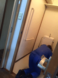遺品整理ゴミ処分とハウスクリーニングを行いました。鹿児島市伊敷方面　トイレクリーニング中