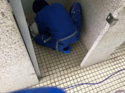 中学校　全トイレの便器尿石除去消臭サービス 鹿児島市平川町方面　作業中１　（株）ヒューマンライズ