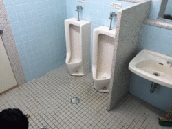 中学校　全トイレの便器尿石除去消臭サービス 鹿児島市平川町方面　作業完了　小便器　（株）ヒューマンライズ