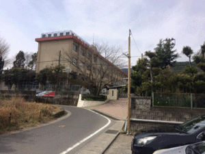 中学校　全トイレの便器尿石除去消臭サービス 鹿児島市平川町方面　学校外観　（株）ヒューマンライズ