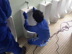 中学校　全トイレの便器尿石除去消臭サービス 鹿児島市平川町方面　作業中2　（株）ヒューマンライズ