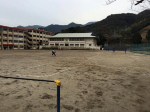 中学校　全トイレの便器尿石除去消臭サービス 鹿児島市平川町方面　運動場外観　（株）ヒューマンライズ