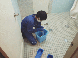 中学校　全トイレの便器尿石除去消臭サービス 鹿児島市平川町方面　作業中4　（株）ヒューマンライズ